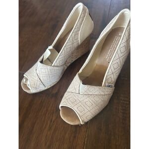 TOMS Desert Wedge Peep Toe Sandals Cream Beige Geometric Cork Heel Womens 9
